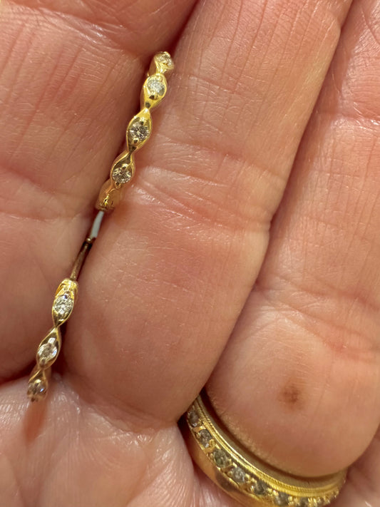 Aros Huggie de Oro Amarillo 10k con diamantes