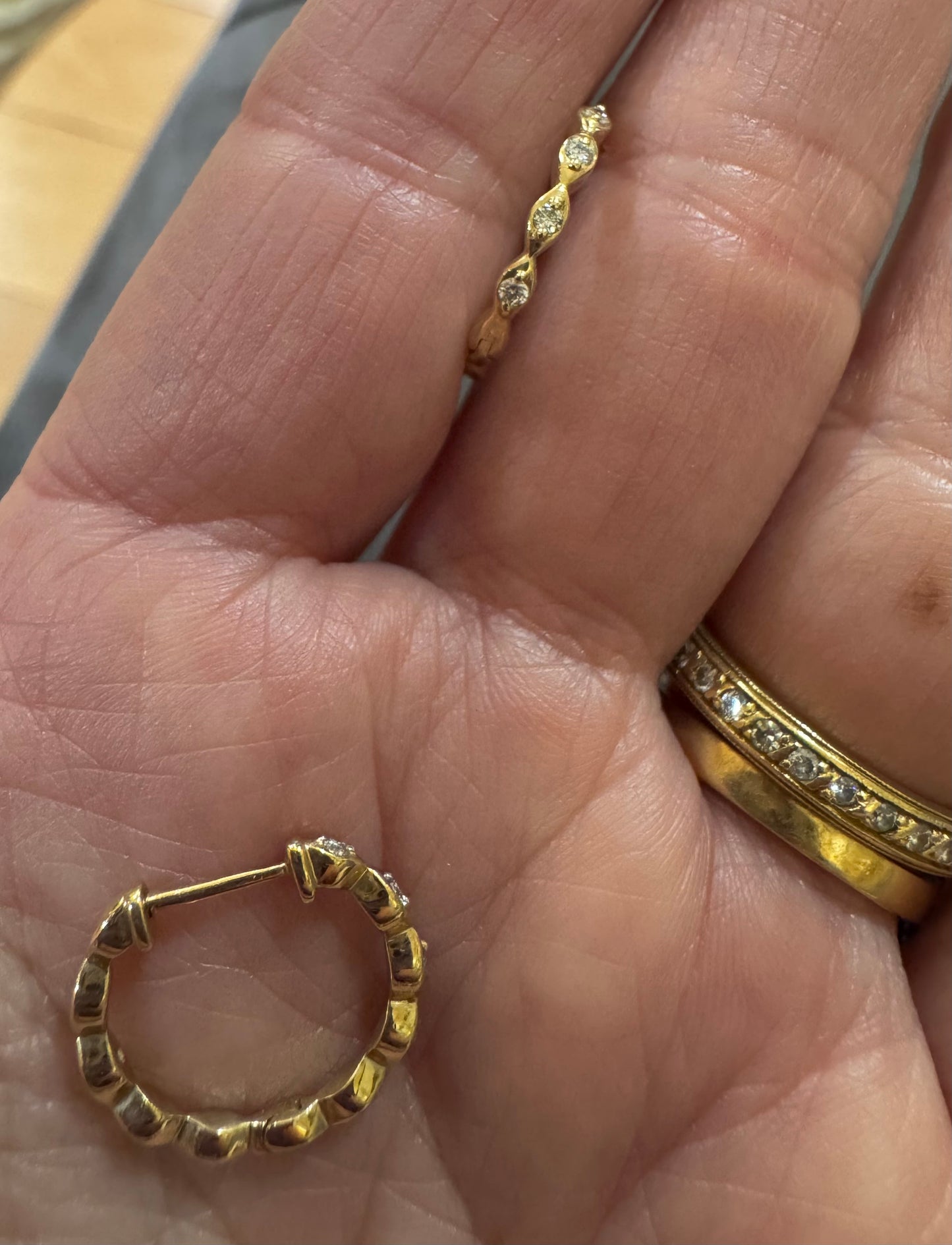 Aros Huggie de Oro Amarillo 10k con diamantes