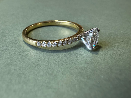 Anillo de Compromiso Oro Bicolor con Diamante Central Natural 0,73 ct