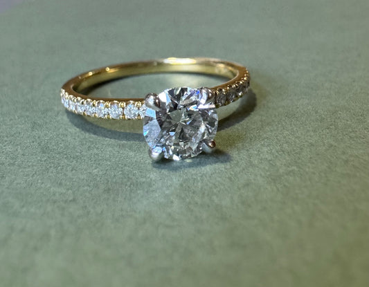 Anillo de Compromiso Oro Bicolor con Diamante Central Natural 0,73 ct
