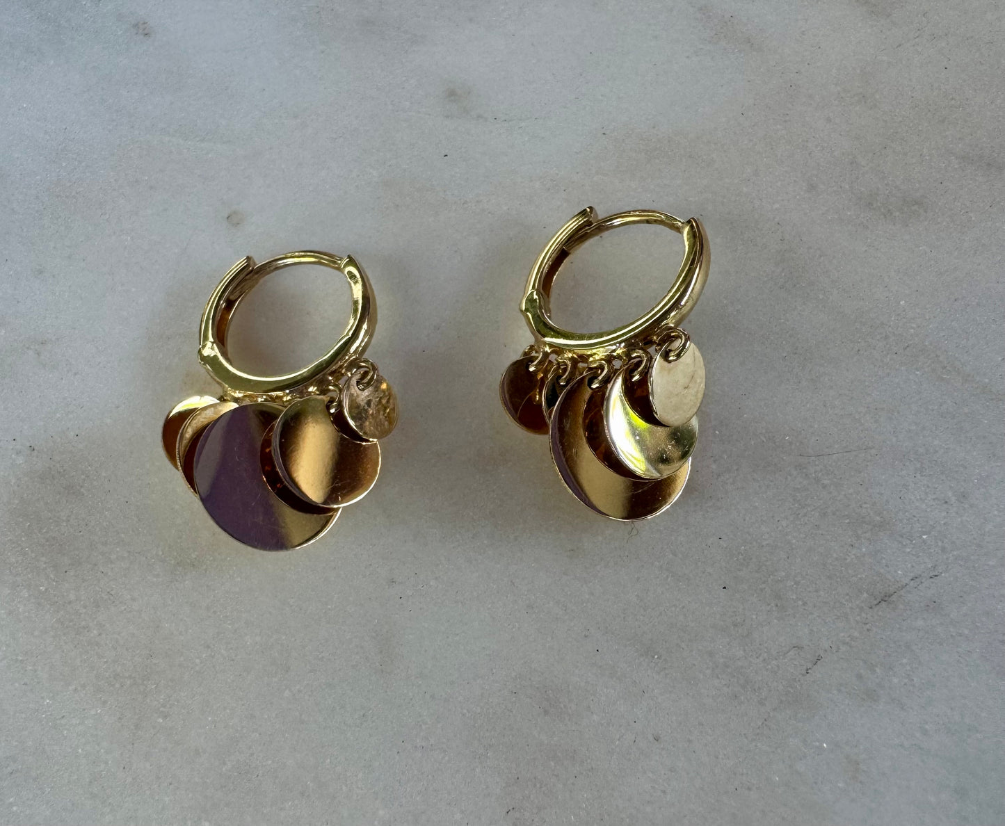 Aros de Oro Amarillo 14k con circulos colgando