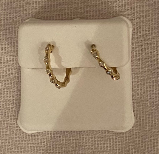 Aros Huggie de Oro Amarillo 10k con diamantes