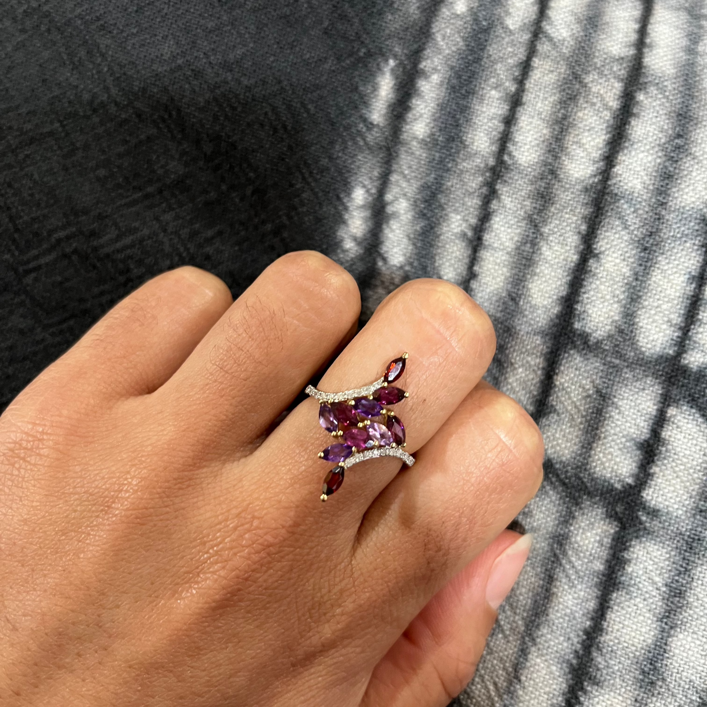 Anillo Oro Amarillo 10k con Brillantes Amatista Rubí y Granate