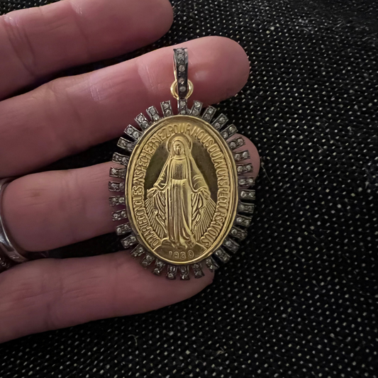 Medalla de Plata Virgen de los Rayos Rodeada de Diamantes Naturales Rústicos